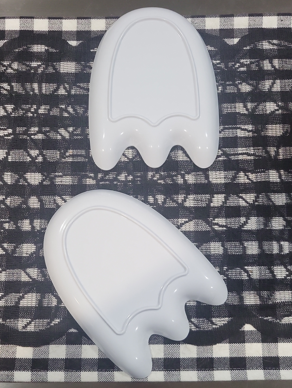 👻 Set Of 2 Cute Halloween Ghost Party Melamine Plates - Picture 2 of 2